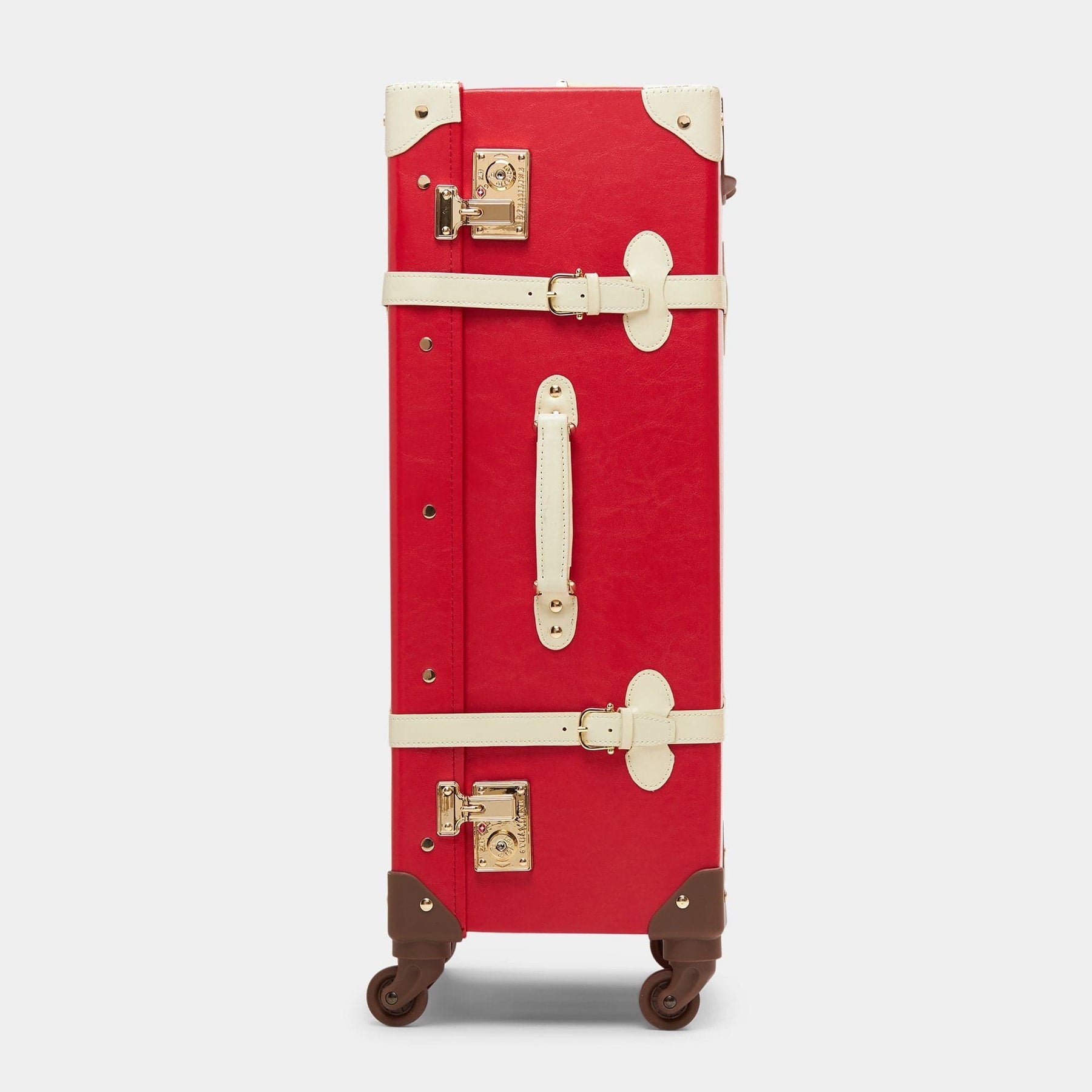 Side product view of the check-in spinner Entrepreneur vegan leather suitcase in lipstick red with raised handle