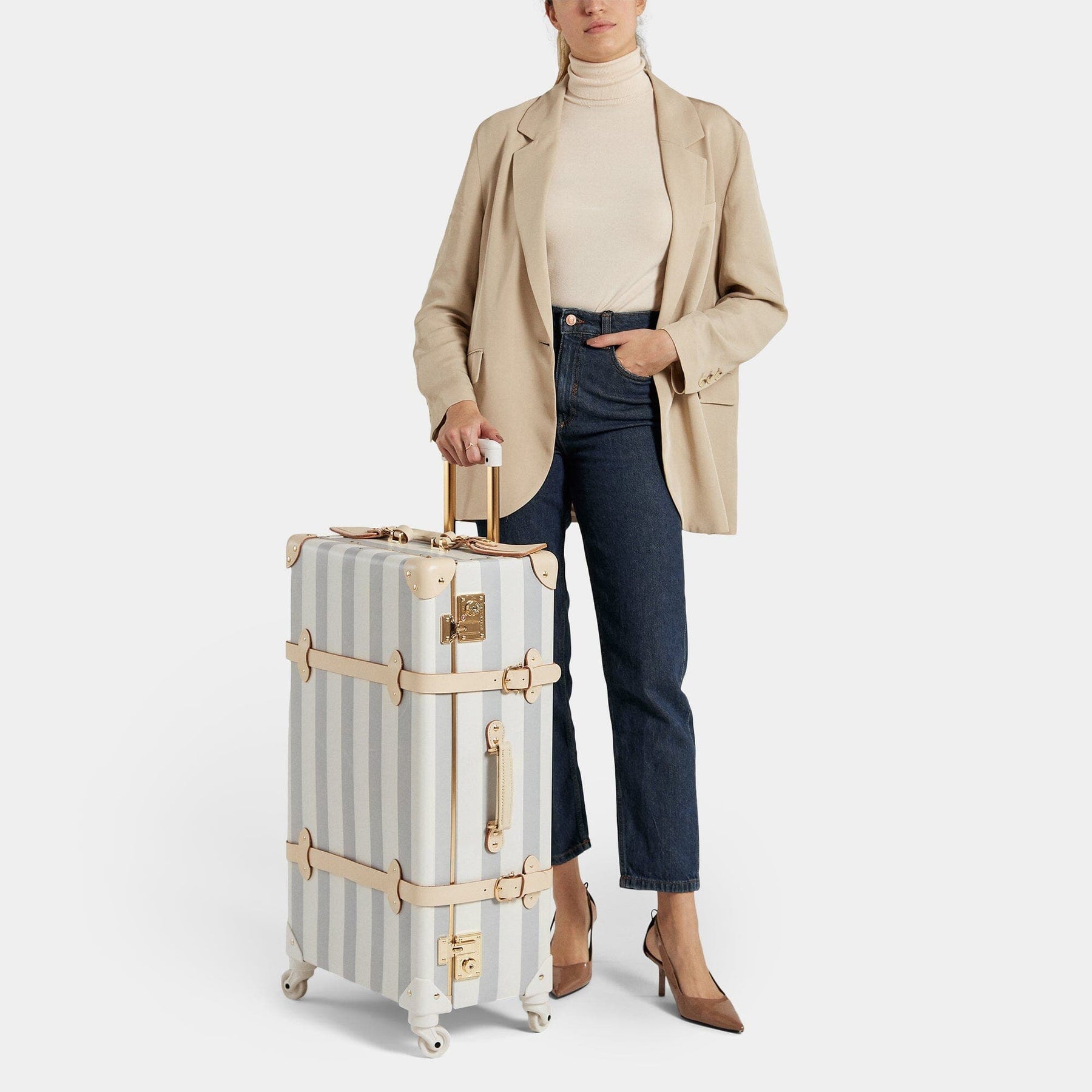 Model with the check-in spinner Illustrator fibreboard suitcase in blue-stripe