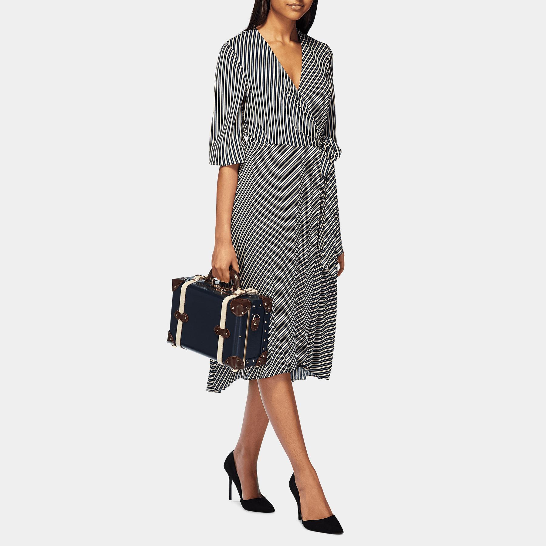 Model with the vanity Architect leather suitcase in navy