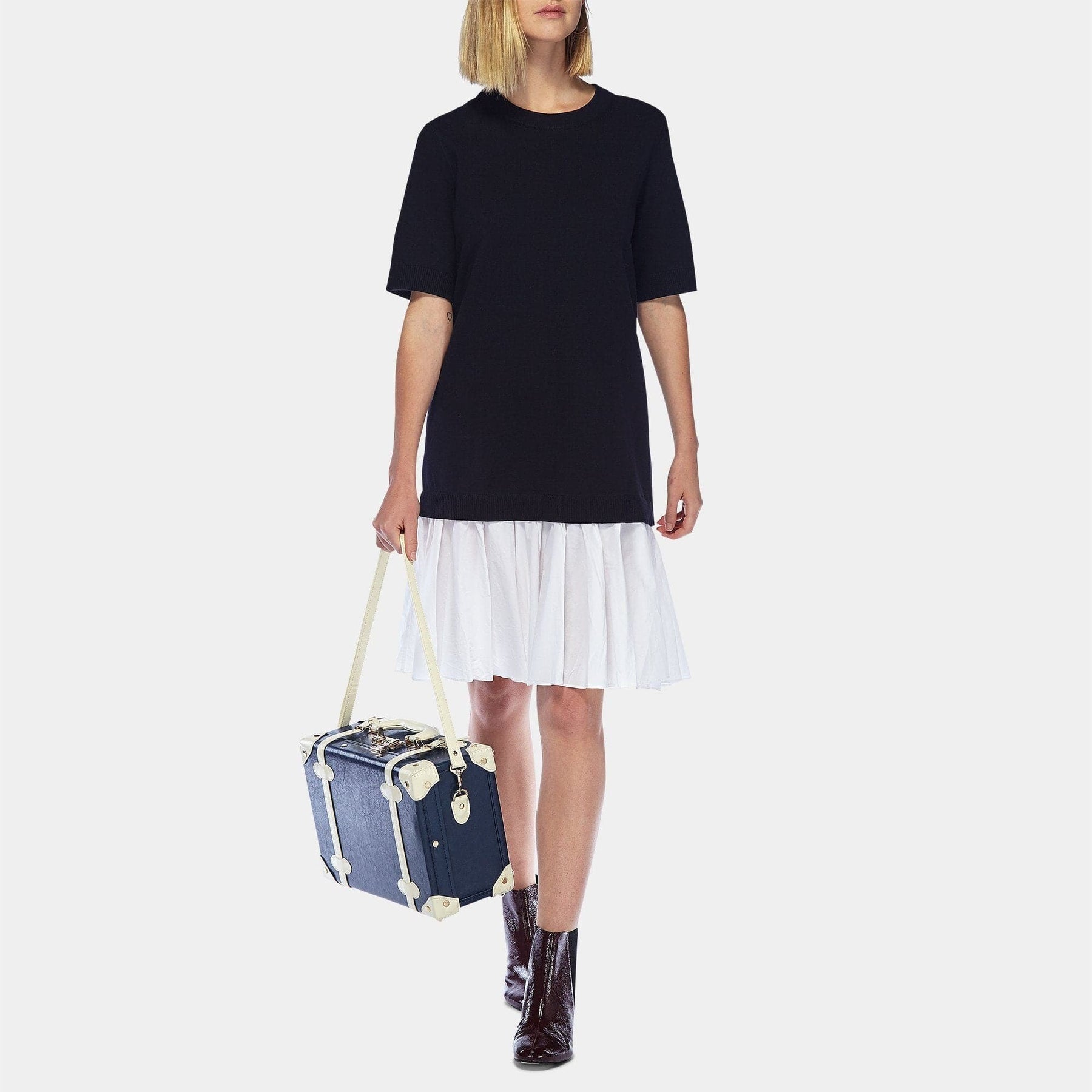 Model with the briefcase Entrepreneur vegan leather suitcase in navy with shoulder attachment strap