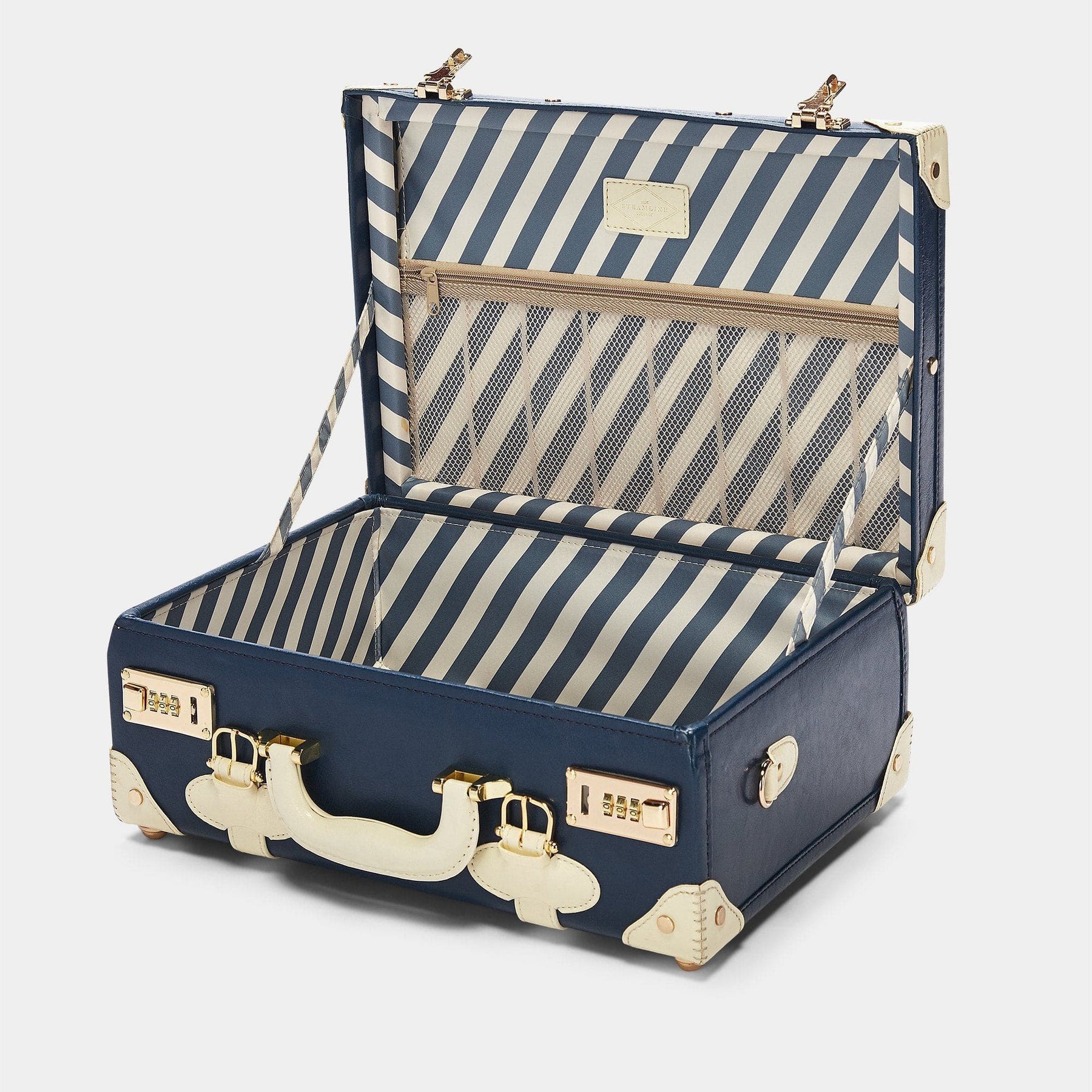 Open product view of the overnighter Entrepreneur vegan leather suitcase in navy with blue-white stripe print lining