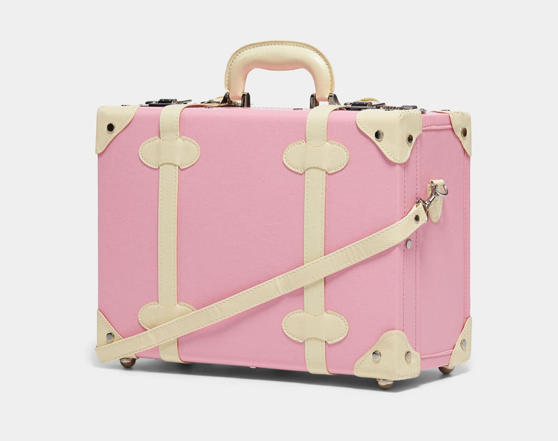 Angled product view of the overnighter Entrepreneur vegan leather suitcase in  pink with shoulder attachment strap