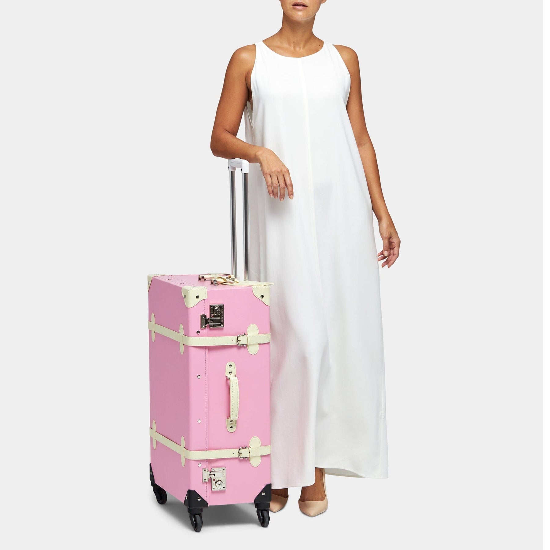 Model with the check-in spinner Entrepreneur vegan leather suitcase in pink 